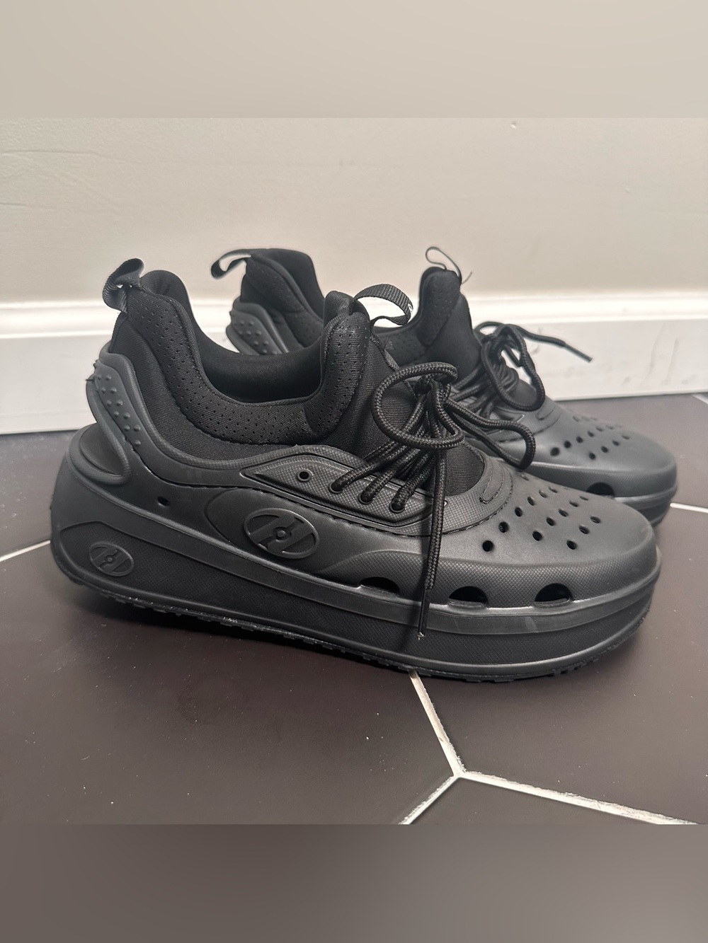 Heelys Lace-Up Clog Sneakers youth 6